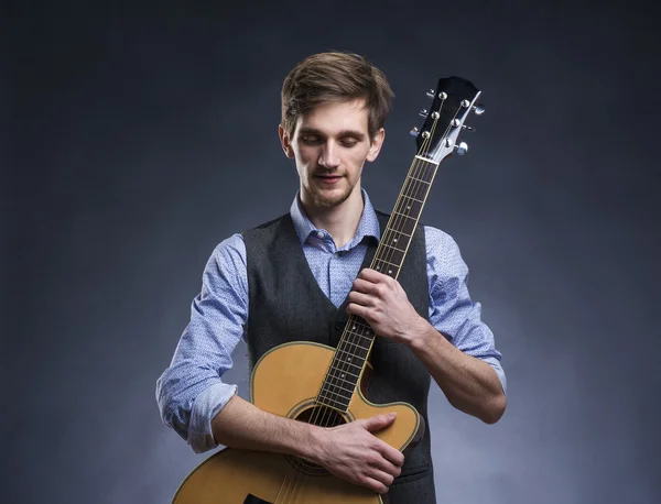 Handsome guitar player — Stock Photo, Image