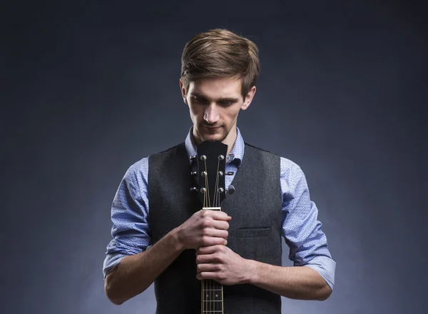 Handsome guitar player — Stock Photo, Image