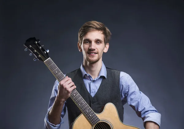 Handsome guitar player — Stock Photo, Image