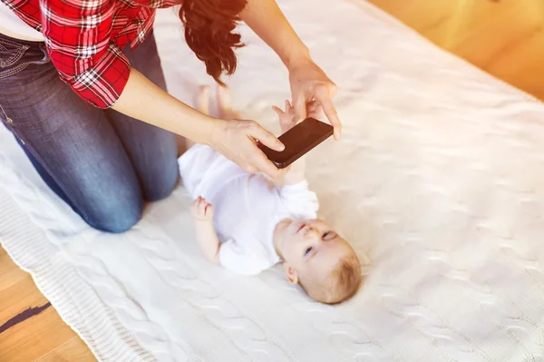 Madre tomando una foto de su linda niña —  Fotos de Stock