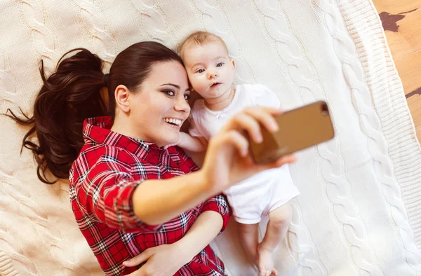 Holčička a její matka brát selfie — Stock fotografie