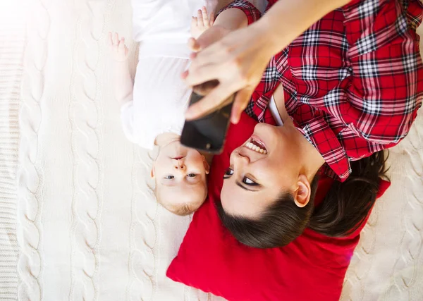 Bebê menina e sua mãe tomando selfie — Fotografia de Stock