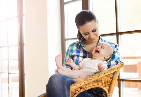 Bebé llorando en los brazos de su madre —  Fotos de Stock