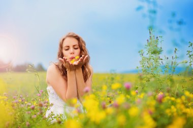 Bir çayır üzerinde oturan kadın.