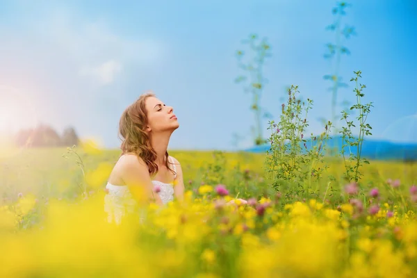 女性が草原で休んで. — ストック写真