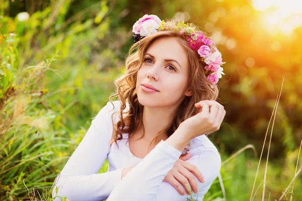 Femme avec une couronne de fleurs sur la tête — Photo