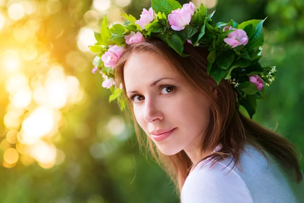 Mujer con corona de flores en la cabeza —  Fotos de Stock