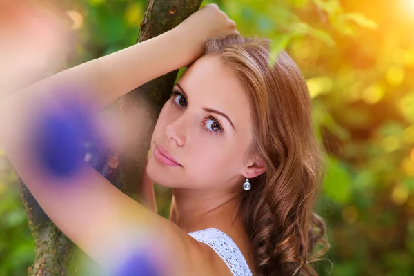 Woman posing in green forest — Stock Photo, Image