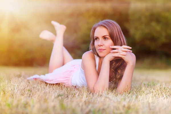 Woman in pink skirt in a field. — Stock Photo, Image