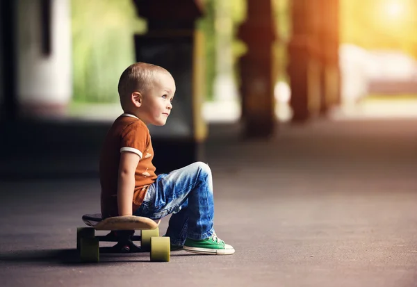 Liten pojke — Stockfoto