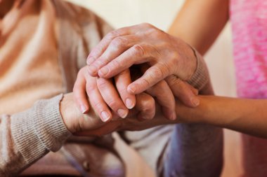 Büyükanne ve torunu elele.