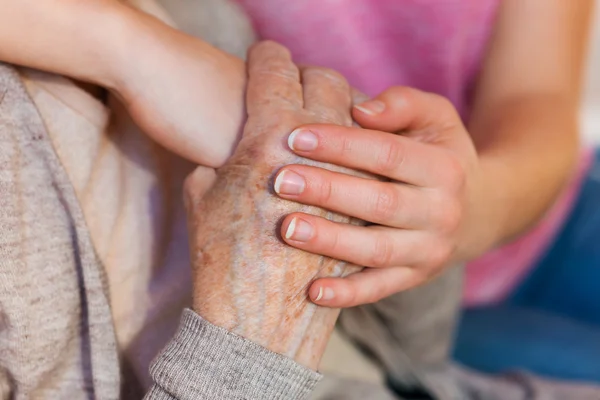 Abuela y nieta sosteniendo las manos . — Foto de Stock