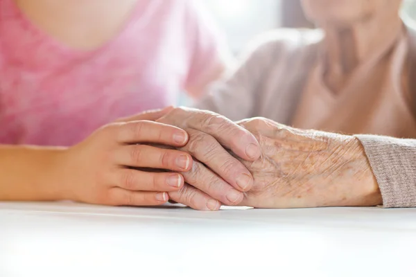 Abuela y nieta sosteniendo las manos . — Foto de Stock