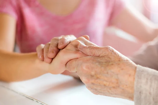 Großmutter und Enkelin halten Händchen. — Stockfoto