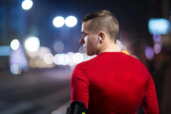 Deportista corriendo por la noche — Foto de Stock