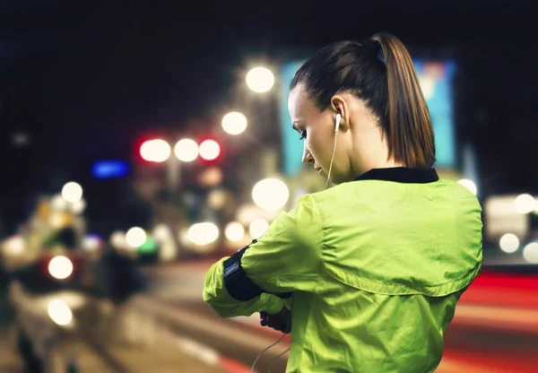 Mujer corriendo por la noche — Foto de Stock