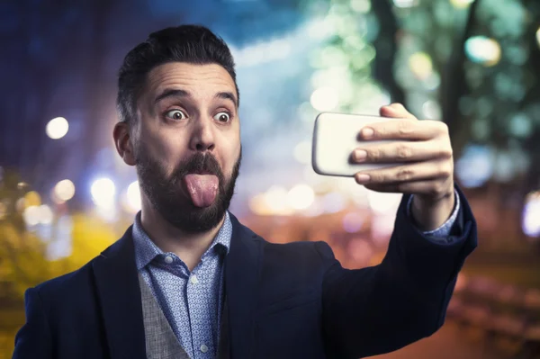 Hipster hombre tomando selfie —  Fotos de Stock