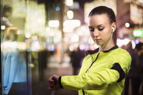 Donna che fa jogging di notte — Foto Stock