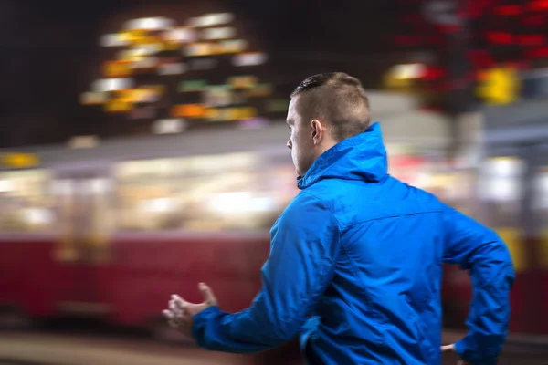 Sportler joggt nachts — Stockfoto