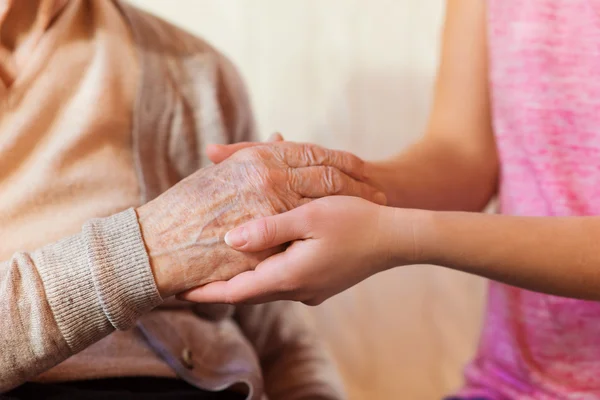 Mormor och barnbarn som håller hand. — Stockfoto