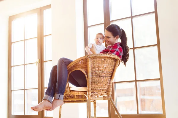 Mãe segurando seu bebê — Fotografia de Stock