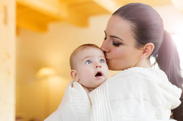 Piccola bambina con sua madre — Foto Stock