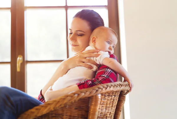 Madre sosteniendo a su bebé —  Fotos de Stock