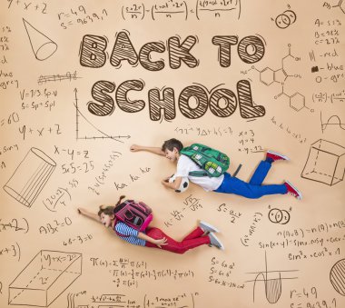 İki schoolkids şakacı öğrenme