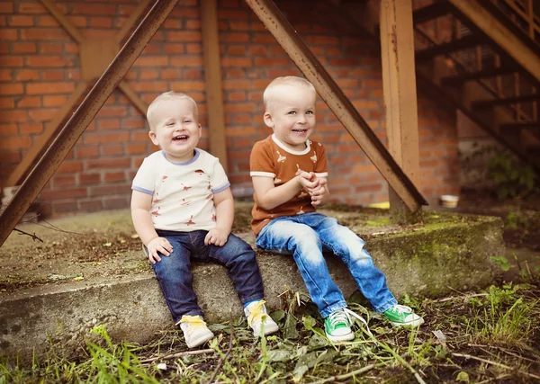 Små pojkar sitter tillsammans — Stockfoto