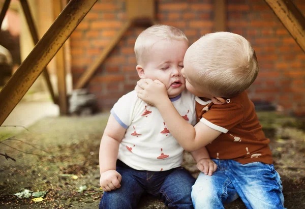 Kleine jongens elkaar zitten — Stockfoto