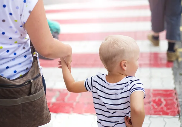 Boy and his mother on a crosswalk — Stock Photo, Image