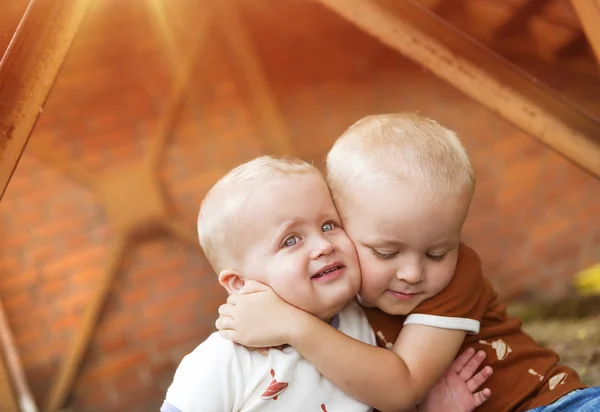 Niños pequeños abrazándose —  Fotos de Stock