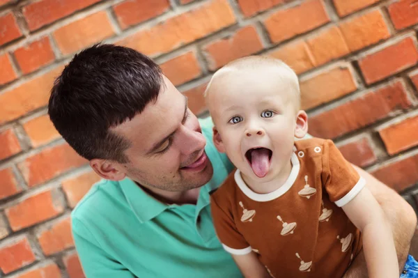 Vader en zoon maken grappige gezichten — Stockfoto