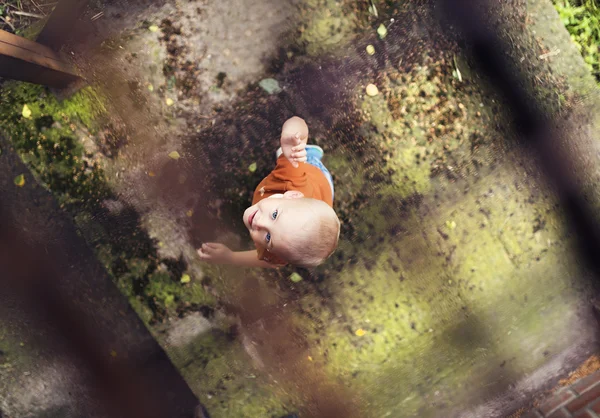 Μικρό αγόρι σε έναν περίπατο — Φωτογραφία Αρχείου