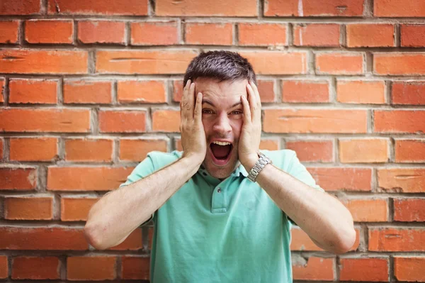 Homem fazendo caras engraçadas — Fotografia de Stock