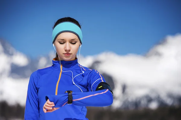 Kvinnan jogging på vintern — Stockfoto