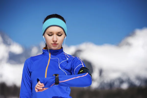 Frau joggt im Winter — Stockfoto