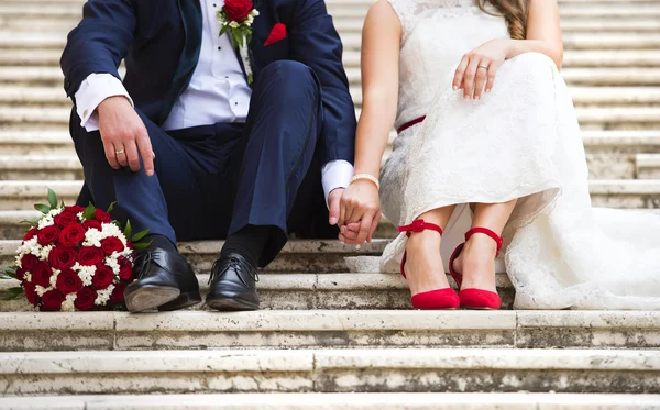 結婚式のカップルの手を保持 — ストック写真
