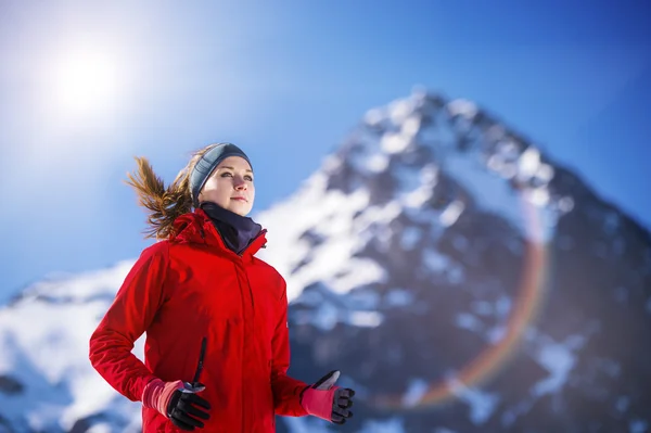 Kvinnan jogging på vintern — Stockfoto