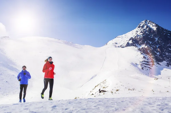 Paar joggt im Winter — Stockfoto