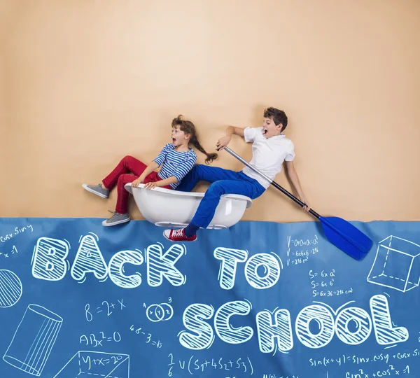 Schüler als Matrosen auf dem Meer — Stockfoto