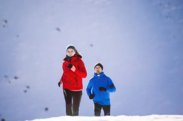 Paar joggt im Winter — Stockfoto