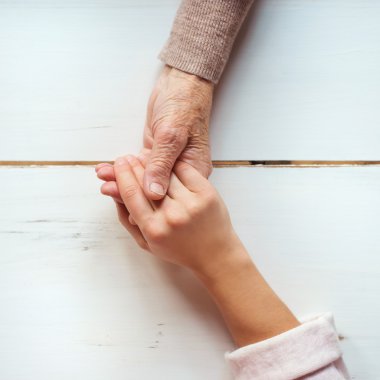 Büyükanne ve torunu elele.