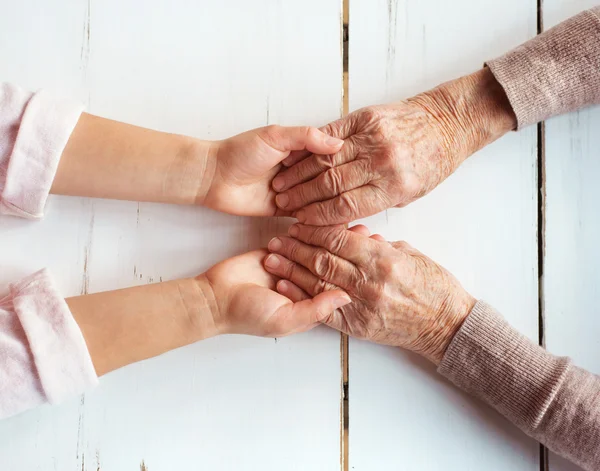 Großmutter und Enkelin halten Händchen. — Stockfoto