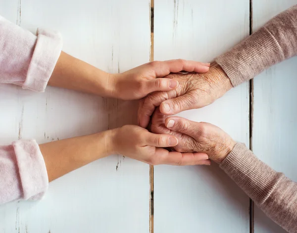 Бабушка и внучка держатся за руки . — стоковое фото