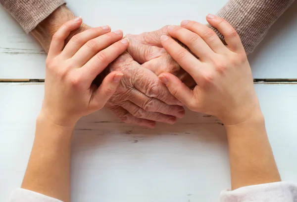Großmutter und Enkelin halten Händchen. — Stockfoto