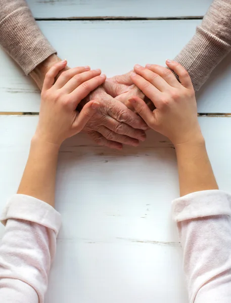 Großmutter und Enkelin halten Händchen. — Stockfoto