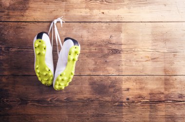 Yerde futbol ayakkabıları