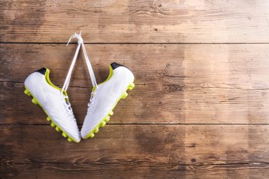 Yerde futbol ayakkabıları