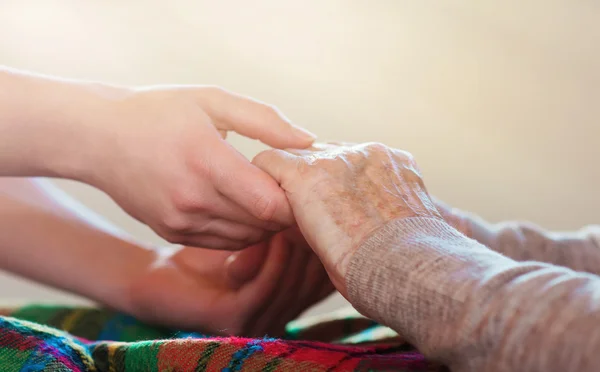 Avó e neta segurando as mãos . — Fotografia de Stock